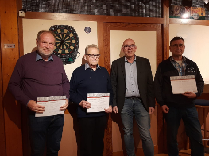 Die geehrten langjährigen Mitglieder mit dem Vorsitzenden (v.l.n.r.): Bernhard Seitz, Manfred Hirth, Harald Becker, Werner Freynik