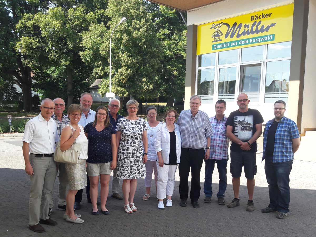 Die Teilnehmer der Besichtigung vor der Bäckerei Müller