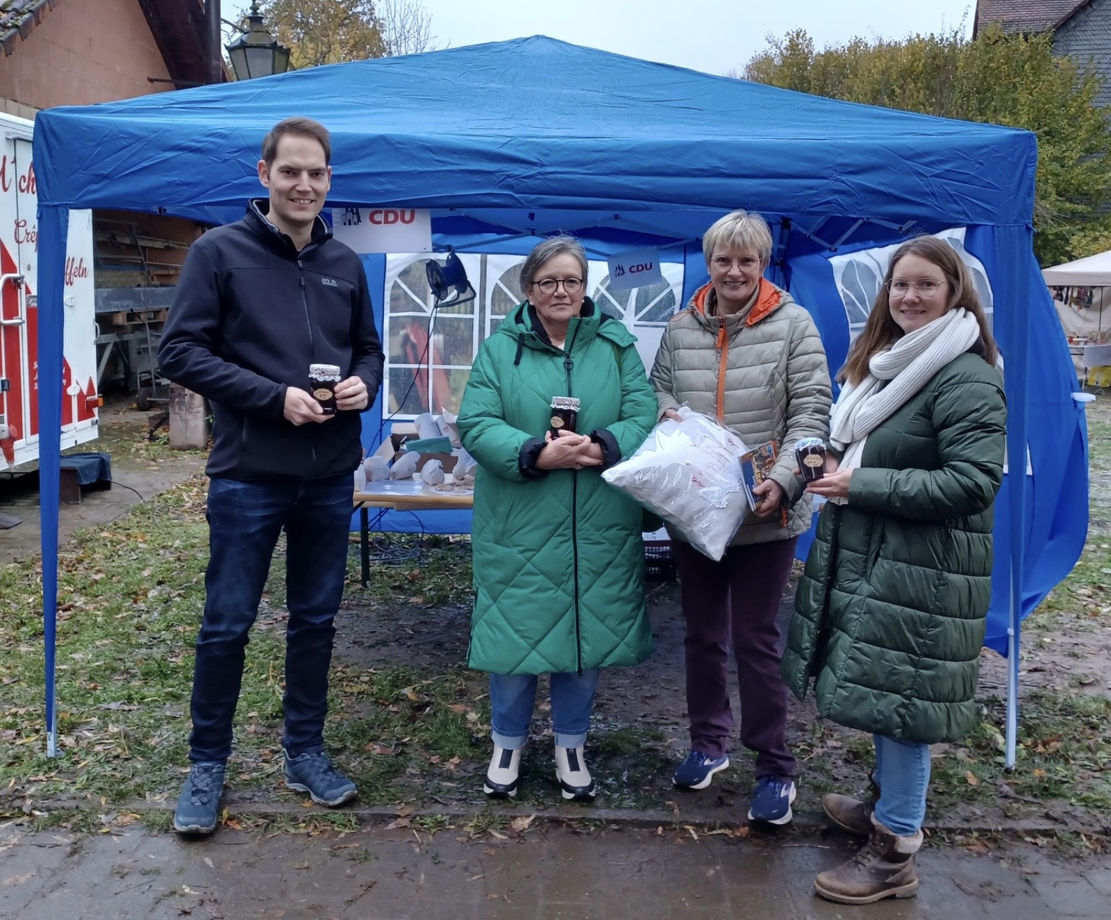 Sören Waßmuth, Christa Scholl, Claudia Ravensburg und Gabriele Linne vor einem blauen Pavillon