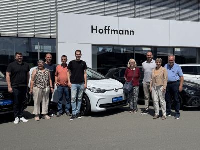 Die CDU Mitglieder und die Mitarbeiter der Firma Hoffmann vor dem Autohaus.